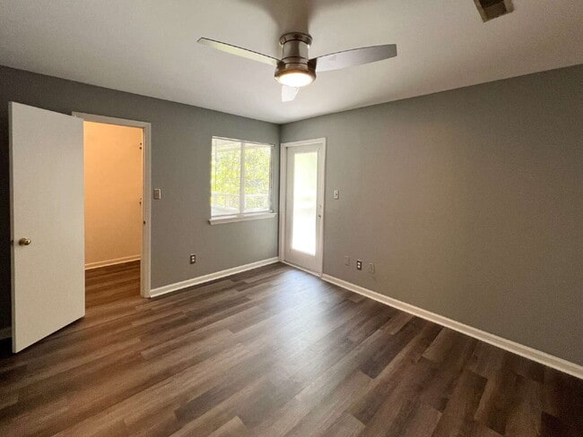 Building Photo - Freshly Updated Condo!