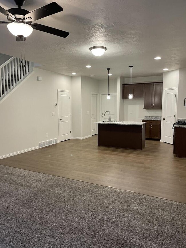 Building Photo - 15135 S Reins Wy