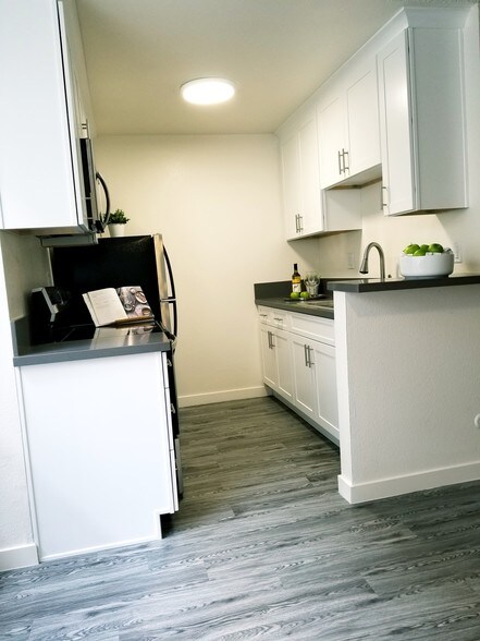 Building Photo - 526 S Ardmore Ave