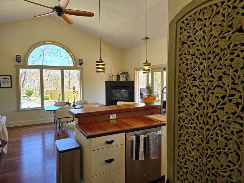 Building Photo - 246 Lowell Rd