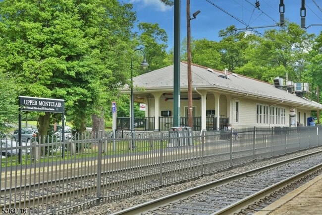 Building Photo - 530 Valley Rd