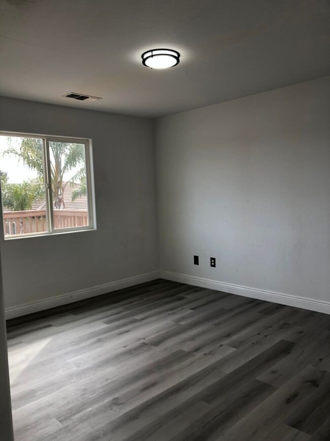 Building Photo - Southwest Bakersfield Home