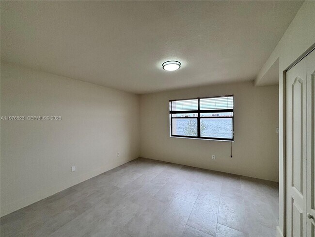 Building Photo - 605 Ives Dairy Rd