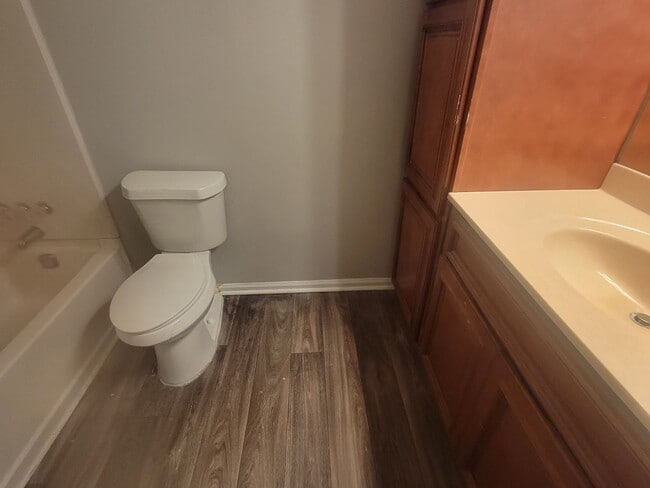 Building Photo - Super cute updated ranch! - Walk to Keningston Train Station - Self-Showings Available.