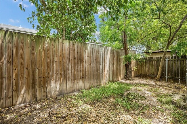 Building Photo - 904 Sirocco Dr