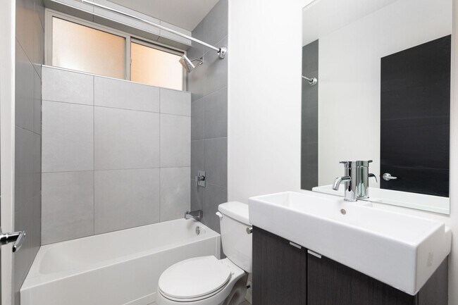 Building Photo - Bright 3 BR 2.5 BA Ballard Townhome