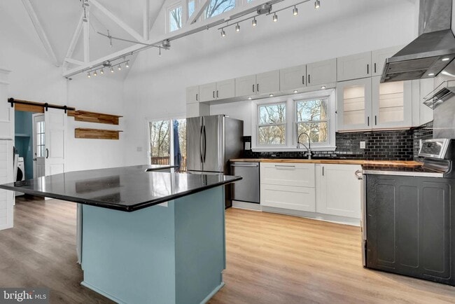 Building Photo - 1080 Crestview Dr