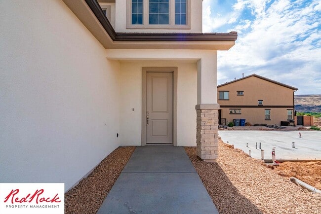 Building Photo - Beautiful Townhome in Hurricane Heights!