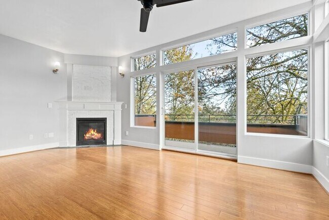 Building Photo - Luxurious Air-Conditioned Leschi View Townhome