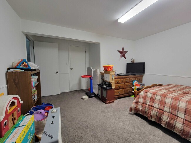 Building Photo - 350 Blue Bell Dr