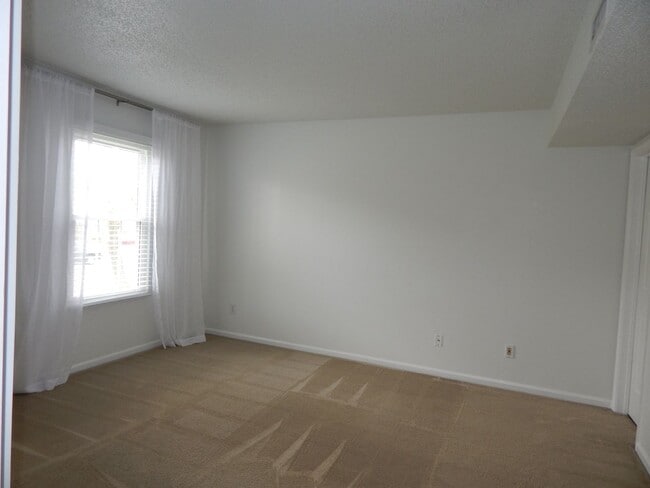 Building Photo - Spacious 2 Bedroom and 2 Full Bath Condominium