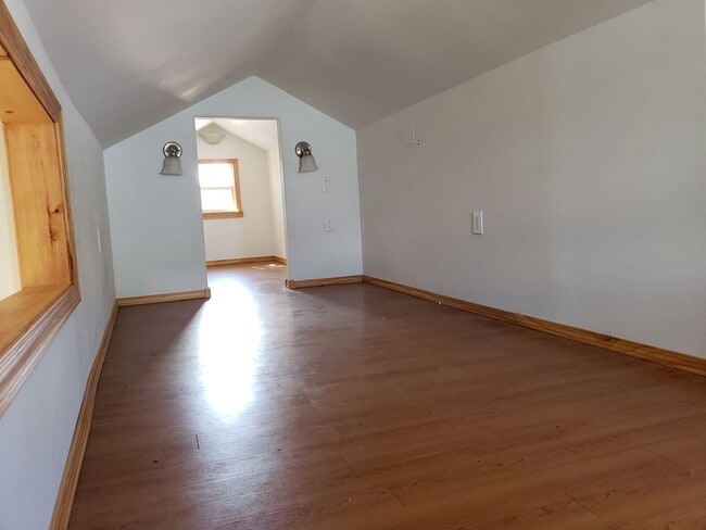 Building Photo - 1016 W 14th St