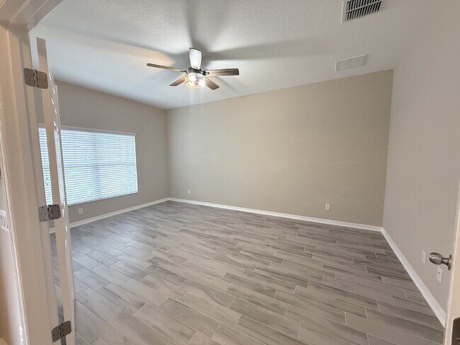 Building Photo - "Charming 3-Bed Oasis with 2 Full Baths in...