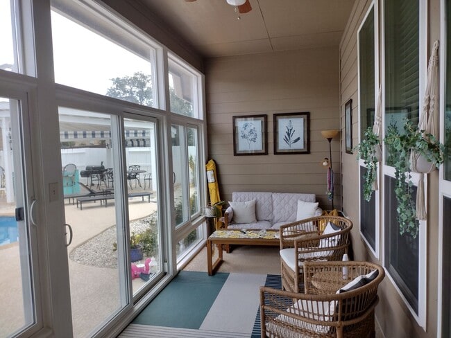 Building Photo - Beautiful 4 bedroom with a pool!!!