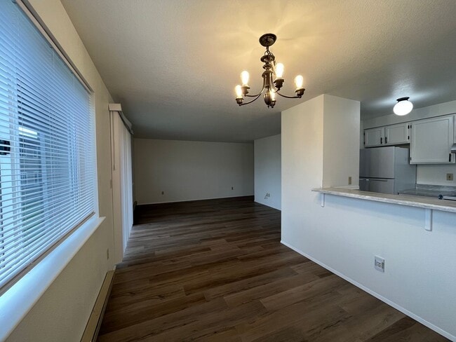 Building Photo - Conveniently Located 2 Bedroom in a Fourplex Unit