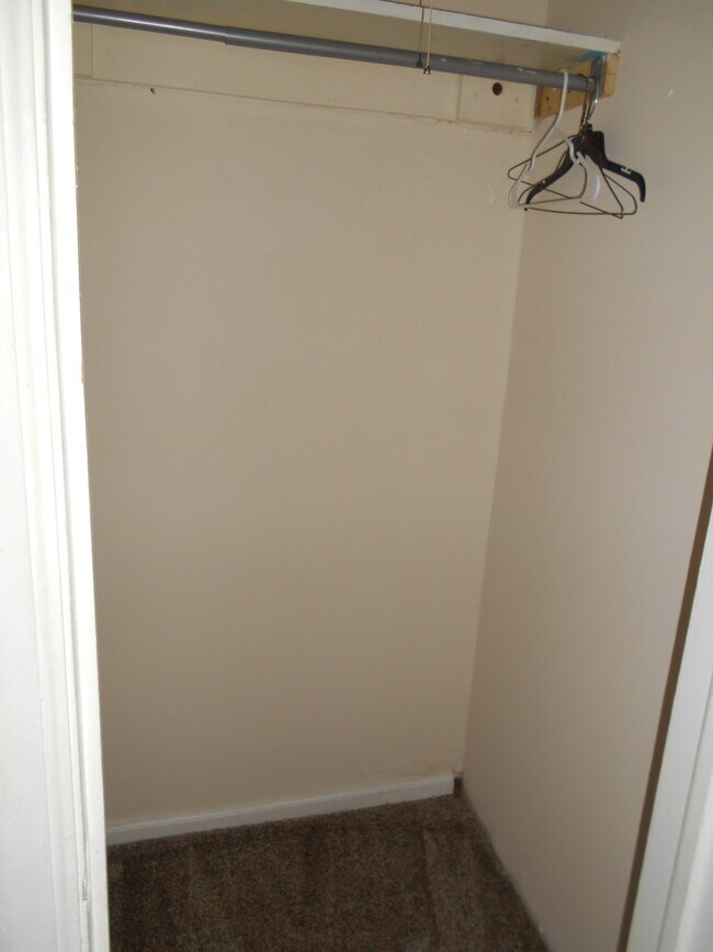 Building Photo - 804 S Crestway St