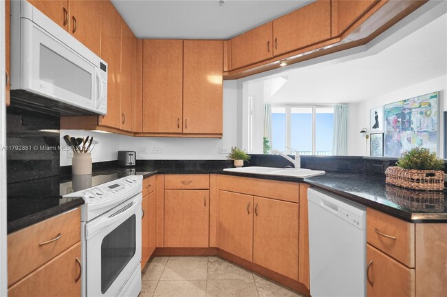 Building Photo - 801 Brickell Key Blvd