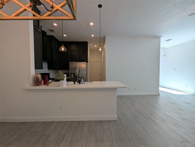 Building Photo - 913 Sweet Pine Dr