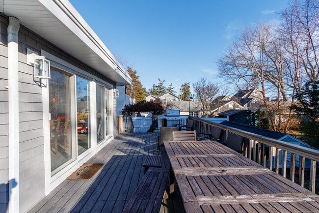 Building Photo - 18 Bay St