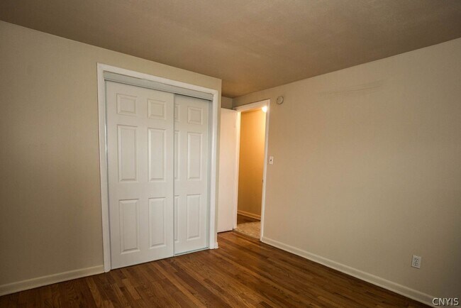 Building Photo - 425 Schuyler St