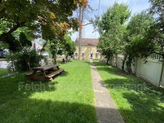 Building Photo - 911 E King St