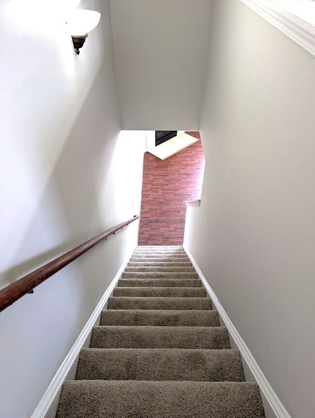 Building Photo - Pristine home located in the Pinebrook Com...