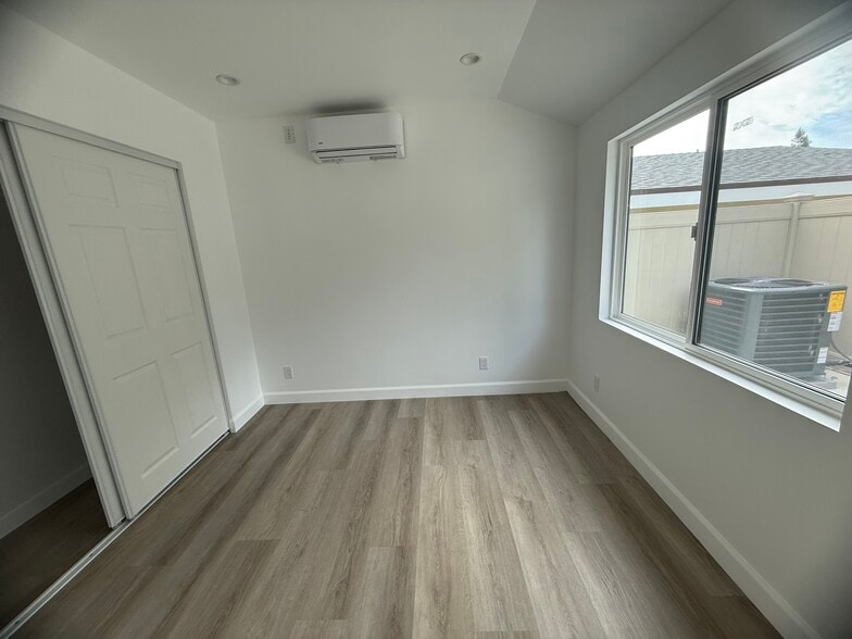 Building Photo - 3059 Sycamore Ave