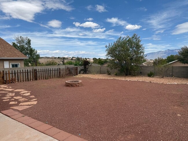 Building Photo - 3 Bed 2.5 Bath Paradise Heights