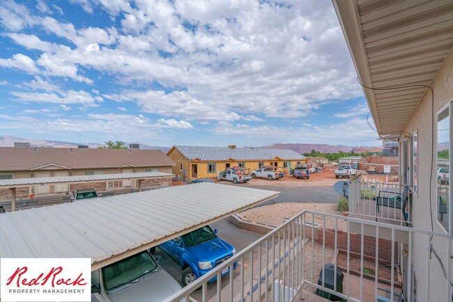 Building Photo - Spacious 3 Bedroom Townhome in Central St....