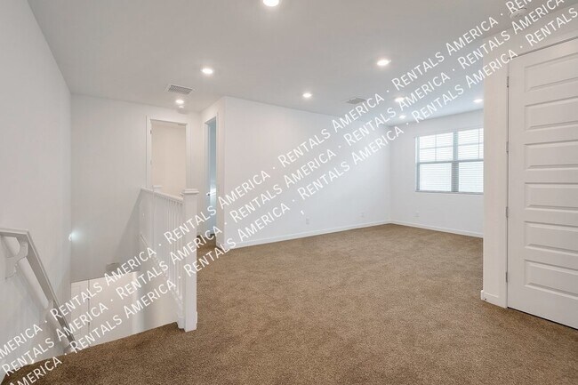Building Photo - Amazing 3-bedroom 3 1/2 bath
