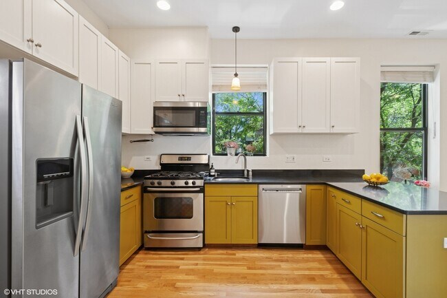Building Photo - 2329 N Oakley Ave