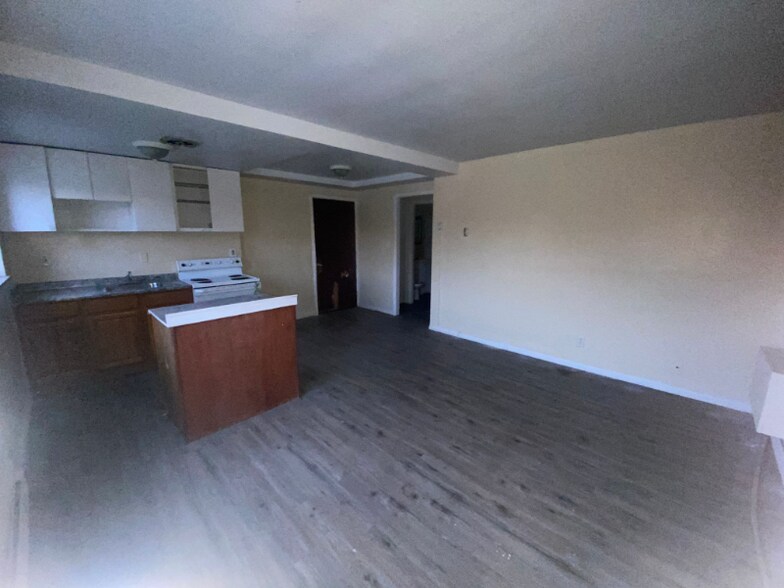 Building Photo - 15112 Euclid Ave