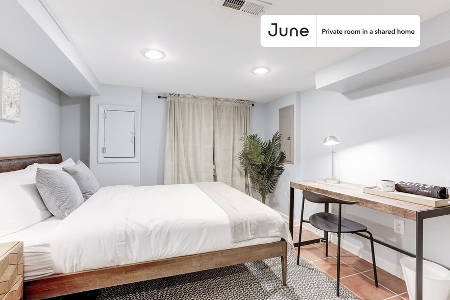 Building Photo - Private bedroom in 5 bed/3.5 bath Home
