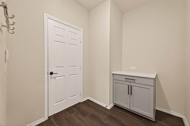 Building Photo - 3405 Knighton Hill Dr