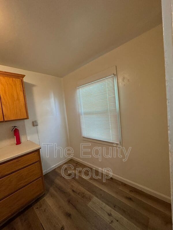 Building Photo - 449 W Maple St
