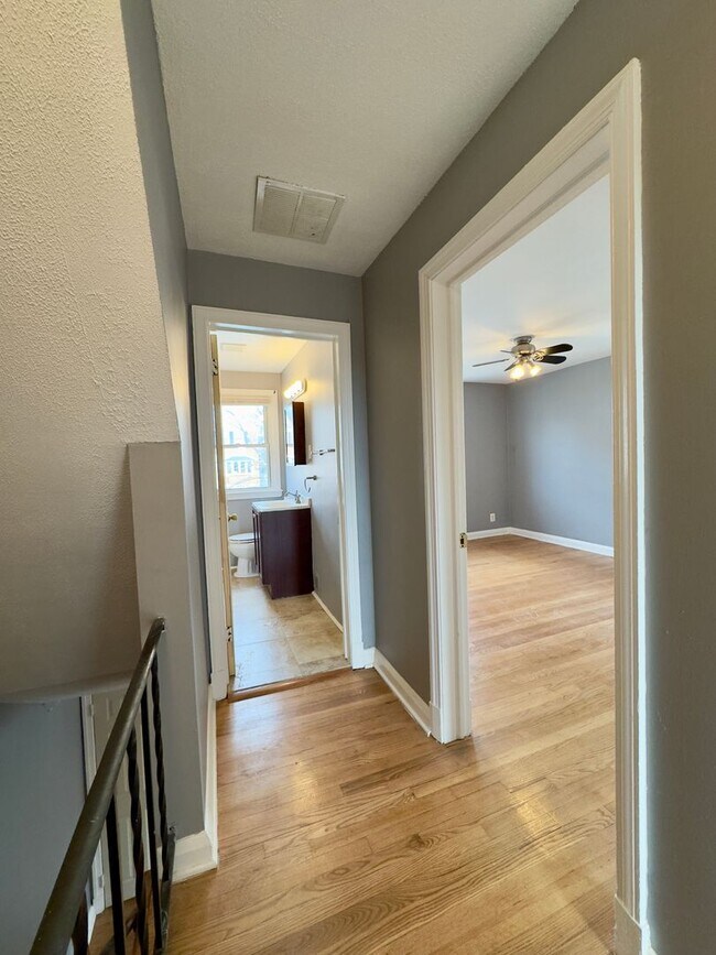 Building Photo - Spacious 4-Bedroom Townhome with Modern Am...
