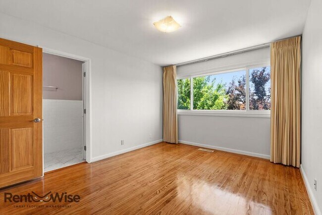 Building Photo - 1120 Oakwood Dr