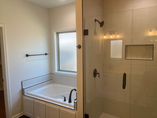 Building Photo - Charming 3 Bed 2 Bath Home