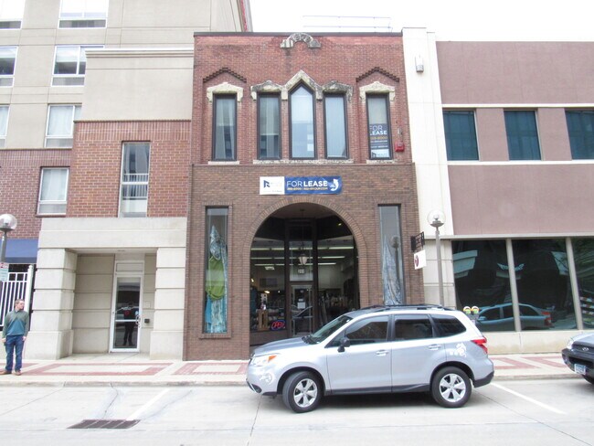 Primary Photo - 211 S Broadway