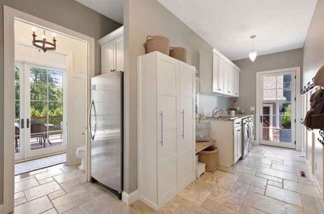 Building Photo - Luxury Living in Minnetonka – 6BR Home in Prime  Location
