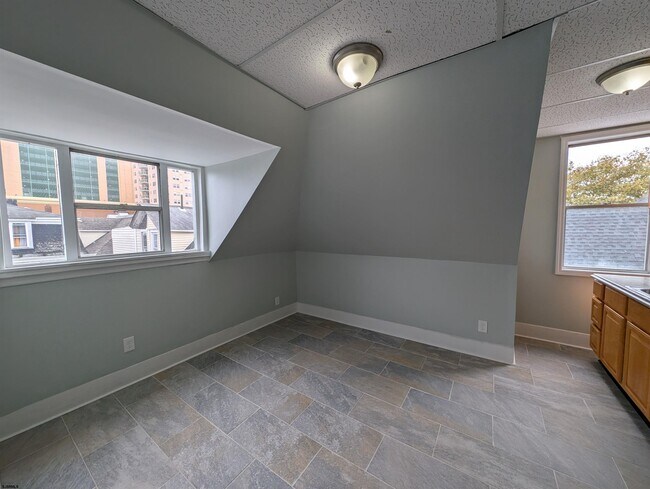 Building Photo - 16 N Iowa Ave