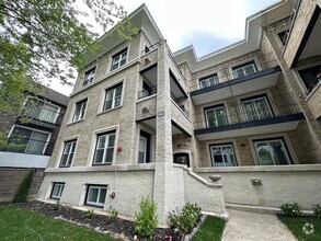 Building Photo - 4338 N Clarendon Ave