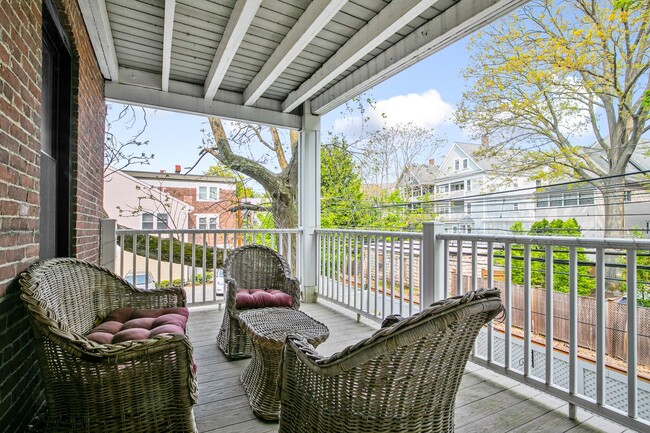 Building Photo - Gorgeous, updated 2 bed condo in Brookline!