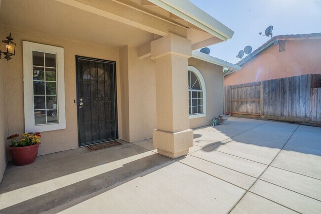 Building Photo - BEAUTIFUL 4 BEDROOM HOME WITH SWIMMING POOL!