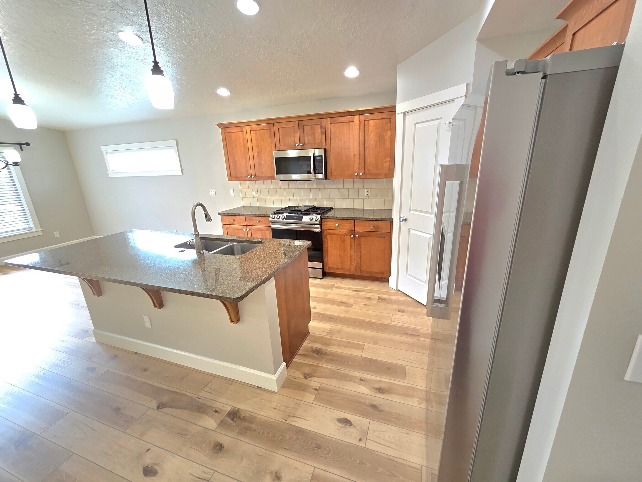 Building Photo - 591 W Kingsley St