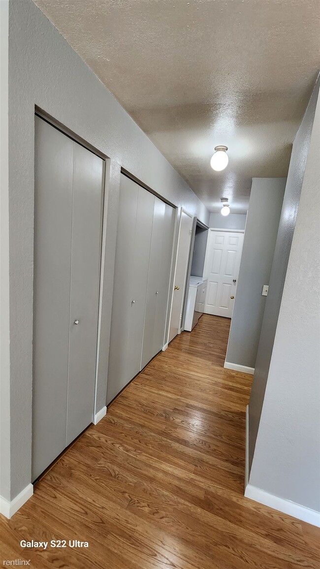 Building Photo - 1 br, 1 bath Condo - 11717 93rd Avenue Nor...