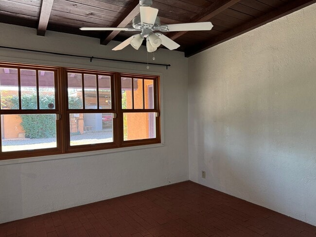 Building Photo - Charming Mid-Town 3 Bedroom 2 Bath Main House!