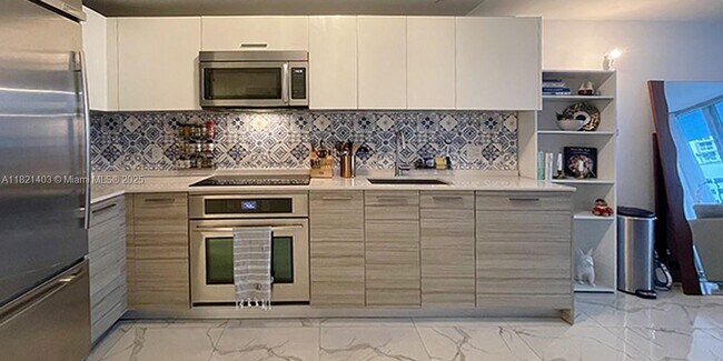 Building Photo - 1300 Brickell Bay Dr