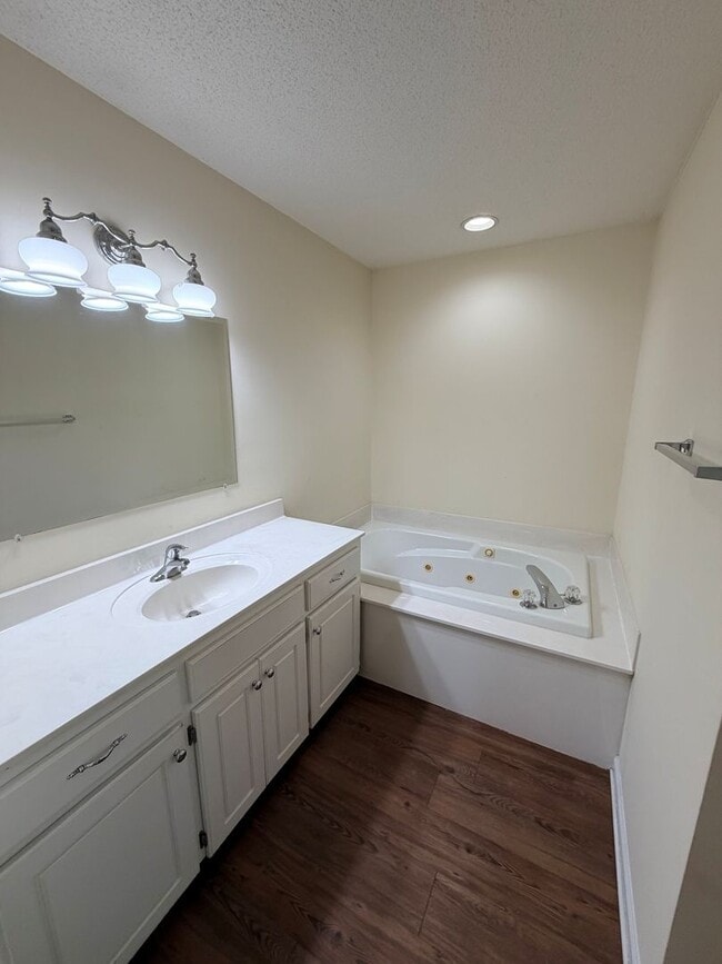 Building Photo - 104 Brazington Ct
