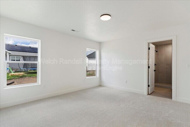 Building Photo - 837 E 3rd N